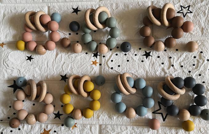 2木のブレスレットが付いている注文のシリコーンのビードのおもちゃのシリコーンの赤ん坊のteether