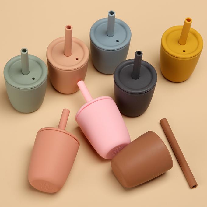 卸し売り健康な食品等級のシリコーンはSippyのふたの訓練の幼児のコップが付いている哺乳瓶水コップをからかう